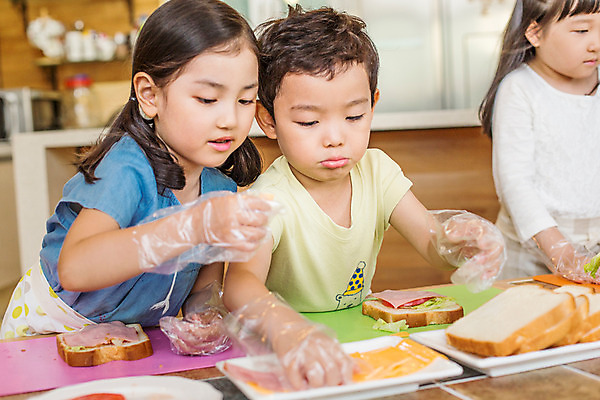 포토 JPG 여자 남자 어린이라이프 어린이 모션 함께함 실내 샌드위치 요리 서기 사람 동양인 상반신 앞모습 세명 유치원 유치원생 한국인 체험학습 체험 식빵 요리중 어린이만 국내포토 라이프스타일 교육 음식 빵 뷰포인트 컨셉 인종 내부 파일형식