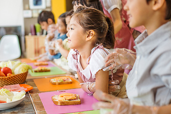 포토 JPG 응시 여자 남자 어린이라이프 어린이 모션 실내 샌드위치 요리 서기 사람 동양인 여러명 상반신 옆모습 유치원 유치원생 한국인 체험학습 체험 식빵 즐거움 요리중 어린이만 국내포토 라이프스타일 시선 교육 감정 음식 빵 뷰포인트 다수 컨셉 인종 내부 파일형식