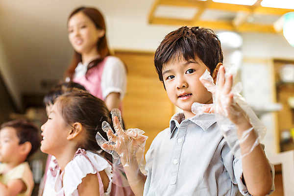 포토 JPG 여자 남자 어린이라이프 어린이 모션 실내 샌드위치 요리 서기 사람 동양인 여러명 상반신 성인 교사 유치원 유치원생 한국인 체험학습 체험 즐거움 요리중 위생장갑 아이돌봄 국내포토 직업 라이프스타일 교육 감정 음식 장갑 다수 컨셉 인종 내부 파일형식 돌봄서비스