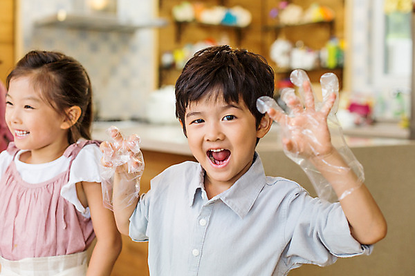 포토 JPG 여자 남자 어린이라이프 어린이 장난 모션 실내 샌드위치 요리 미소 사람 동양인 손짓 상반신 두명 앞모습 유치원 유치원생 한국인 체험학습 체험 즐거움 요리중 어린이만 국내포토 라이프스타일 교육 감정 음식 뷰포인트 컨셉 표정 인종 내부 파일형식