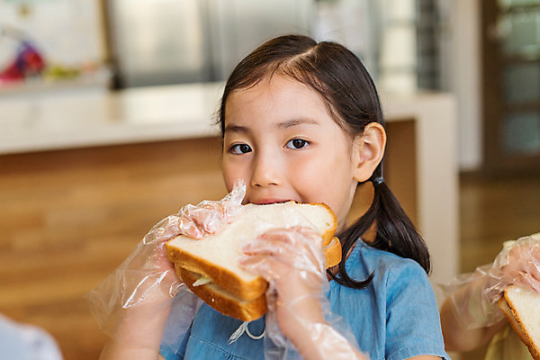 포토 JPG 여자 어린이라이프 어린이 모션 실내 샌드위치 요리 한명 사람 동양인 앞모습 유치원 유치원생 한국인 체험학습 체험 먹기 여자만 여자한명만 어린이만 소녀만 소녀한명만 국내포토 1 라이프스타일 교육 음식 뷰포인트 컨셉 인종 내부 파일형식