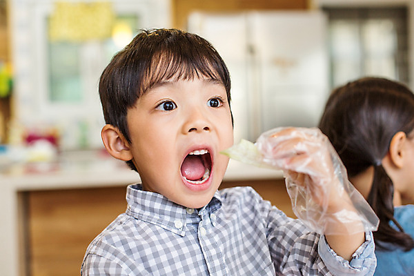포토 JPG 여자 남자 어린이라이프 어린이 모션 함께함 실내 샌드위치 요리 입벌림 사람 앉기 동양인 두명 앞모습 유치원 유치원생 한국인 체험학습 체험 먹기 어린이만 국내포토 라이프스타일 교육 음식 뷰포인트 컨셉 표정 인종 내부 파일형식