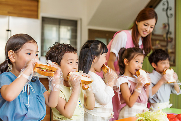 포토 JPG 여자 남자 어린이라이프 어린이 모션 실내 샌드위치 요리 서기 미소 사람 동양인 여러명 상반신 성인 앞모습 교사 유치원 유치원생 한국인 체험학습 체험 먹기 즐거움 아이돌봄 국내포토 직업 라이프스타일 교육 감정 음식 뷰포인트 다수 컨셉 표정 인종 내부 파일형식 돌봄서비스