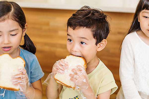 포토 JPG 여자 남자 어린이라이프 어린이 모션 함께함 실내 샌드위치 요리 사람 앉기 동양인 상반신 앞모습 세명 유치원 유치원생 한국인 체험학습 체험 먹기 어린이만 국내포토 라이프스타일 교육 음식 뷰포인트 컨셉 인종 내부 파일형식