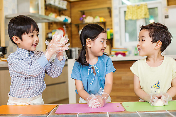 포토 JPG 여자 남자 어린이라이프 어린이 모션 함께함 실내 샌드위치 요리 서기 미소 사람 동양인 상반신 앞모습 세명 유치원 유치원생 한국인 체험학습 체험 즐거움 요리중 어린이만 국내포토 라이프스타일 교육 감정 음식 뷰포인트 컨셉 표정 인종 내부 파일형식