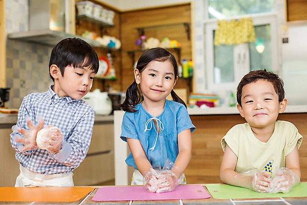 포토 JPG 여자 남자 어린이라이프 어린이 모션 실내 샌드위치 요리 서기 미소 사람 동양인 상반신 앞모습 세명 유치원 유치원생 한국인 체험학습 체험 즐거움 요리중 어린이만 국내포토 라이프스타일 교육 감정 음식 뷰포인트 컨셉 표정 인종 내부 파일형식