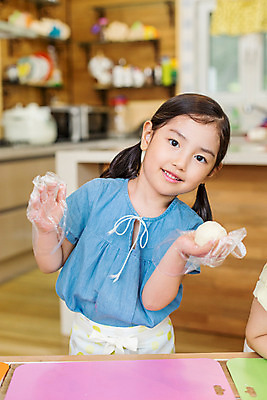 포토 JPG 여자 어린이라이프 어린이 모션 실내 샌드위치 요리 한명 서기 미소 사람 동양인 상반신 유치원 유치원생 한국인 체험학습 체험 즐거움 요리중 여자만 여자한명만 어린이만 소녀만 소녀한명만 국내포토 1 라이프스타일 교육 감정 음식 컨셉 표정 인종 내부 파일형식