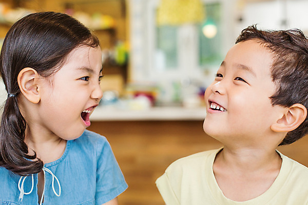 포토 JPG 여자 남자 어린이라이프 어린이 장난 모션 실내 요리 서기 미소 사람 동양인 상반신 두명 앞모습 유치원 유치원생 한국인 체험학습 체험 즐거움 어린이만 국내포토 라이프스타일 교육 감정 뷰포인트 컨셉 표정 인종 내부 파일형식