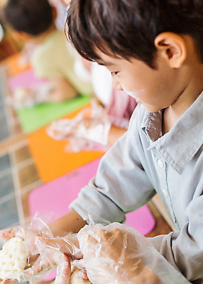 포토 JPG 남자 어린이라이프 어린이 모션 실내 샌드위치 요리 한명 서기 미소 사람 동양인 상반신 옆모습 유치원 유치원생 한국인 체험학습 체험 즐거움 요리중 남자만 남자한명만 어린이만 소년만 소년한명만 국내포토 1 라이프스타일 교육 감정 음식 뷰포인트 컨셉 표정 인종 내부 파일형식