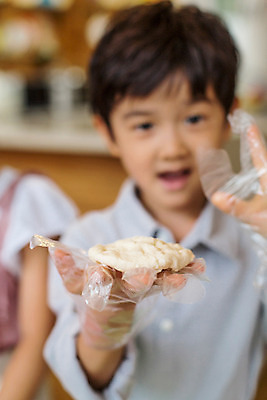 포토 JPG 남자 어린이라이프 어린이 모션 실내 요리 한명 서기 미소 들기 사람 동양인 상반신 아웃포커스 유치원 유치원생 한국인 체험학습 체험 즐거움 반죽 요리중 남자만 남자한명만 어린이만 소년만 소년한명만 국내포토 1 라이프스타일 교육 감정 컨셉 촬영기법 표정 인종 내부 파일형식