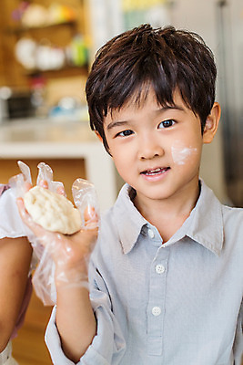 포토 JPG 남자 어린이라이프 어린이 모션 실내 요리 한명 서기 미소 들기 사람 동양인 상반신 앞모습 유치원 유치원생 한국인 체험학습 체험 즐거움 반죽 요리중 남자만 남자한명만 어린이만 소년만 소년한명만 국내포토 1 라이프스타일 교육 감정 뷰포인트 컨셉 표정 인종 내부 파일형식