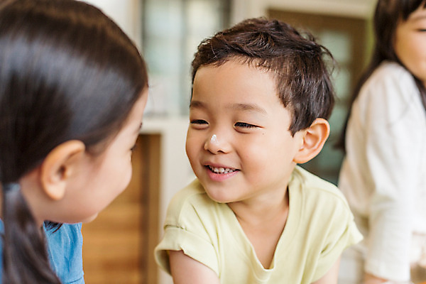 포토 JPG 여자 남자 어린이라이프 어린이 모션 실내 요리 미소 사람 동양인 앞모습 옆모습 세명 유치원 유치원생 한국인 체험학습 체험 즐거움 어린이만 국내포토 라이프스타일 교육 감정 뷰포인트 컨셉 표정 인종 내부 파일형식