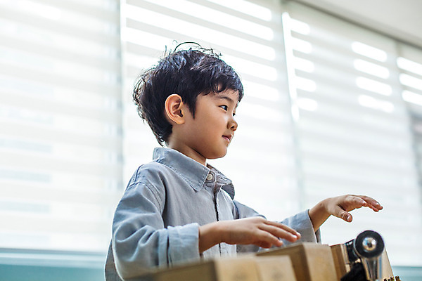 포토 JPG 남자 어린이라이프 어린이 악기 음악 연주 모션 실내 한명 서기 사람 동양인 상반신 옆모습 유치원 유치원생 한국인 체험 즐거움 음악교육 남자만 남자한명만 어린이만 소년만 소년한명만 국내포토 1 라이프스타일 교육 감정 뷰포인트 컨셉 문화예술 인종 내부 파일형식
