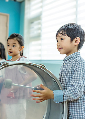 포토 JPG 여자 남자 어린이라이프 악기 음악 연주 모션 함께함 실내 서기 사람 동양인 상반신 두명 유치원 유치원생 한국인 북 즐거움 음악교육 어린이만 국내포토 라이프스타일 교육 감정 어린이 컨셉 문화예술 타악기 인종 내부 파일형식