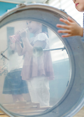 포토 JPG 여자 남자 어린이라이프 음악 모션 함께함 실내 서기 들기 사람 동양인 상반신 두명 유치원 유치원생 한국인 종 북 즐거움 음악교육 어린이만 국내포토 라이프스타일 교육 감정 어린이 컨셉 문화예술 타악기 인종 내부 파일형식