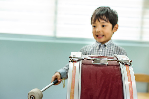 포토 JPG 남자 어린이라이프 어린이 악기 음악 연주 모션 실내 한명 서기 미소 사람 동양인 상반신 앞모습 유치원 유치원생 한국인 북 즐거움 음악교육 남자만 남자한명만 어린이만 소년만 소년한명만 국내포토 1 라이프스타일 교육 감정 뷰포인트 문화예술 타악기 표정 인종 내부 파일형식
