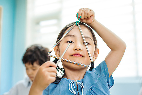 포토 JPG 여자 남자 어린이라이프 악기 음악 연주 모션 함께함 실내 서기 미소 사람 동양인 상반신 두명 앞모습 유치원 유치원생 한국인 즐거움 트라이앵글 음악교육 어린이만 국내포토 라이프스타일 교육 감정 어린이 뷰포인트 컨셉 문화예술 타악기 표정 인종 내부 파일형식