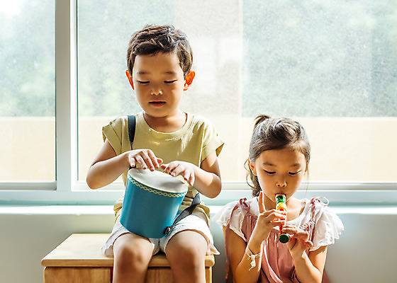 포토 JPG 여자 남자 어린이라이프 어린이 악기 음악 연주 모션 함께함 실내 사람 앉기 동양인 상반신 두명 앞모습 유치원 유치원생 한국인 북 피리 음악교육 어린이만 국내포토 라이프스타일 교육 뷰포인트 컨셉 문화예술 타악기 인종 내부 목관악기 파일형식