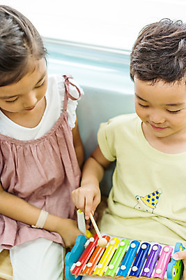 포토 JPG 여자 남자 어린이라이프 어린이 악기 음악 연주 모션 함께함 실내 미소 사람 동양인 상반신 두명 앞모습 유치원 유치원생 한국인 즐거움 음악교육 실로폰 어린이만 국내포토 라이프스타일 교육 감정 뷰포인트 컨셉 문화예술 타악기 표정 인종 내부 파일형식