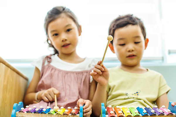 포토 JPG 여자 남자 어린이라이프 어린이 악기 음악 연주 모션 함께함 실내 미소 사람 앉기 동양인 상반신 두명 앞모습 유치원 유치원생 한국인 즐거움 음악교육 실로폰 어린이만 국내포토 라이프스타일 교육 감정 뷰포인트 컨셉 문화예술 타악기 표정 인종 내부 파일형식