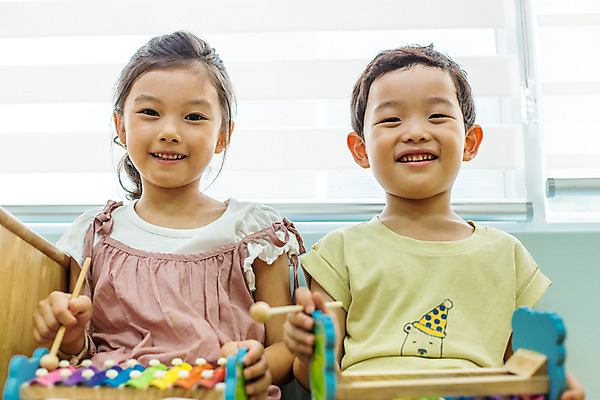 포토 JPG 여자 남자 어린이라이프 어린이 악기 음악 연주 모션 함께함 실내 미소 사람 앉기 동양인 상반신 두명 앞모습 유치원 유치원생 한국인 즐거움 음악교육 실로폰 어린이만 국내포토 라이프스타일 교육 감정 뷰포인트 컨셉 문화예술 타악기 표정 인종 내부 파일형식