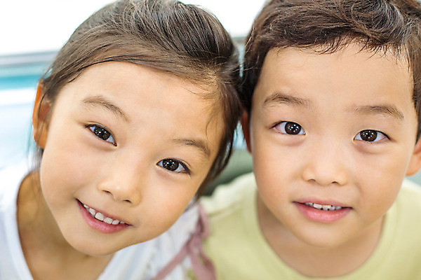 포토 JPG 여자 남자 어린이라이프 음악 모션 함께함 실내 미소 사람 앉기 동양인 상반신 두명 앞모습 우정 유치원 유치원생 한국인 즐거움 음악교육 어린이만 국내포토 라이프스타일 교육 감정 어린이 뷰포인트 컨셉 문화예술 표정 인종 내부 친구 파일형식