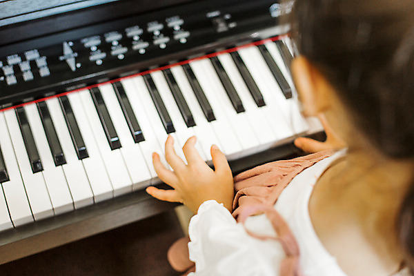 포토 JPG 여자 어린이라이프 어린이 악기 음악 연주 모션 실내 한명 사람 앉기 동양인 상반신 유치원 유치원생 한국인 체험 건반 피아노 즐거움 음악교육 여자만 여자한명만 어린이만 소녀만 소녀한명만 국내포토 1 라이프스타일 교육 감정 컨셉 문화예술 인종 내부 건반악기 파일형식