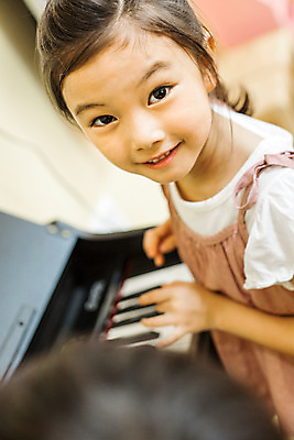 포토 JPG 여자 어린이라이프 어린이 악기 음악 연주 모션 실내 한명 서기 미소 사람 동양인 상반신 유치원 유치원생 한국인 건반 피아노 즐거움 음악교육 여자만 여자한명만 어린이만 소녀만 소녀한명만 국내포토 1 라이프스타일 교육 감정 문화예술 표정 인종 내부 건반악기 파일형식