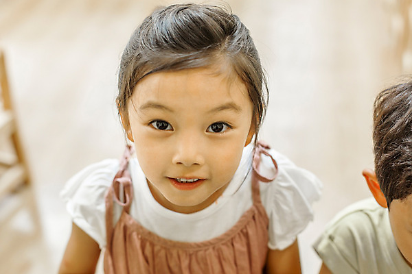 포토 JPG 여자 어린이라이프 어린이 음악 모션 실내 한명 서기 미소 사람 동양인 상반신 앞모습 유치원 유치원생 한국인 즐거움 음악교육 여자만 여자한명만 어린이만 소녀만 소녀한명만 국내포토 1 라이프스타일 교육 감정 뷰포인트 문화예술 표정 인종 내부 파일형식