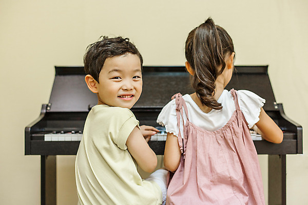 포토 JPG 여자 남자 어린이라이프 어린이 악기 음악 연주 모션 실내 미소 사람 앉기 동양인 상반신 두명 뒷모습 유치원 유치원생 한국인 뒤돌아보기 건반 피아노 즐거움 음악교육 어린이만 국내포토 라이프스타일 교육 감정 뷰포인트 문화예술 표정 인종 내부 건반악기 파일형식