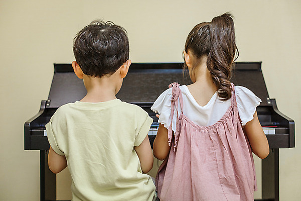 포토 JPG 여자 남자 어린이라이프 악기 음악 연주 모션 함께함 실내 사람 앉기 동양인 상반신 두명 뒷모습 유치원 유치원생 한국인 건반 피아노 즐거움 음악교육 어린이만 국내포토 라이프스타일 교육 감정 어린이 뷰포인트 컨셉 문화예술 인종 내부 건반악기 파일형식