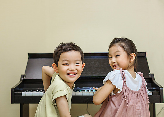 포토 JPG 여자 남자 어린이라이프 악기 음악 연주 모션 함께함 실내 미소 사람 동양인 두명 뒷모습 유치원 유치원생 한국인 뒤돌아보기 건반 피아노 즐거움 음악교육 어린이만 국내포토 라이프스타일 교육 감정 어린이 뷰포인트 컨셉 문화예술 표정 인종 내부 건반악기 파일형식