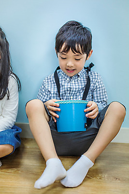 포토 JPG 전신 남자 어린이라이프 어린이 악기 음악 연주 모션 실내 한명 미소 들기 사람 앉기 동양인 앞모습 유치원 유치원생 한국인 북 즐거움 음악교육 남자만 남자한명만 어린이만 소년만 소년한명만 국내포토 1 라이프스타일 교육 감정 뷰포인트 문화예술 타악기 표정 인종 내부 파일형식