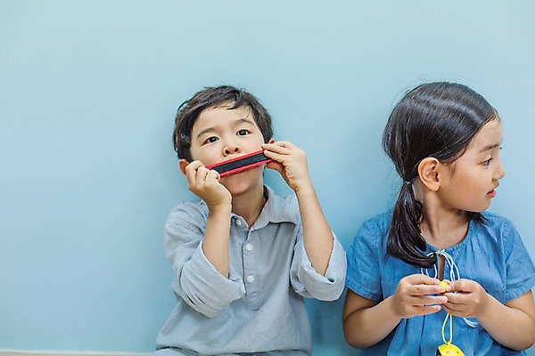 포토 JPG 여자 남자 어린이라이프 어린이 악기 음악 연주 모션 함께함 실내 들기 사람 앉기 동양인 상반신 두명 앞모습 유치원 유치원생 한국인 즐거움 음악교육 하모니카 어린이만 국내포토 라이프스타일 교육 감정 뷰포인트 컨셉 문화예술 관악기 인종 내부 파일형식