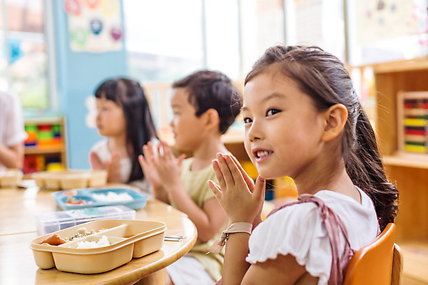 포토 JPG 여자 남자 어린이라이프 어린이 모션 함께함 실내 사람 앉기 동양인 여러명 상반신 옆모습 유치원 유치원생 한국인 점심식사 급식 어린이만 국내포토 라이프스타일 교육 뷰포인트 다수 컨셉 인종 내부 식사 파일형식