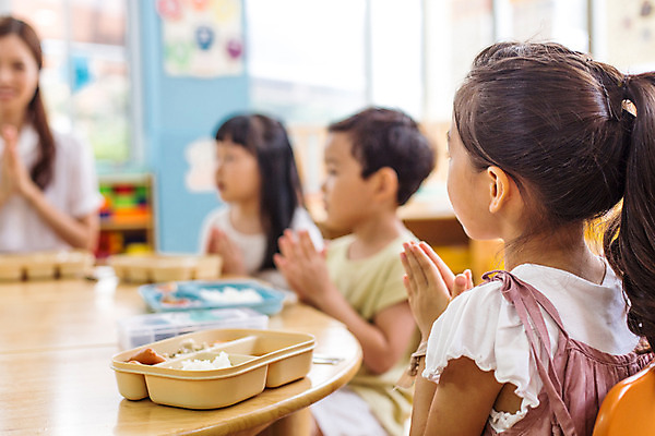 포토 JPG 여자 남자 어린이라이프 어린이 모션 함께함 실내 사람 앉기 동양인 여러명 성인 옆모습 교사 식사 유치원 유치원생 한국인 점심식사 급식 아이돌봄 국내포토 직업 라이프스타일 교육 뷰포인트 다수 컨셉 인종 내부 파일형식 돌봄서비스