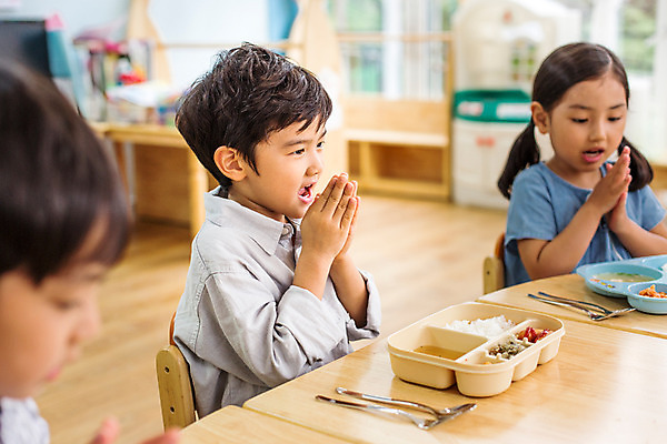 포토 JPG 여자 남자 어린이라이프 어린이 모션 함께함 실내 사람 앉기 동양인 상반신 앞모습 세명 식사 유치원 유치원생 한국인 손모으기 점심식사 급식 어린이만 국내포토 라이프스타일 교육 뷰포인트 컨셉 인종 손짓 내부 파일형식