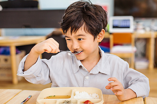 포토 JPG 남자 어린이라이프 모션 실내 한명 사람 앉기 동양인 상반신 앞모습 숟가락 식사 유치원 유치원생 한국인 먹기 천진난만 남자만 남자한명만 어린이만 소년만 소년한명만 국내포토 1 라이프스타일 교육 어린이 뷰포인트 컨셉 수저 인종 내부 파일형식
