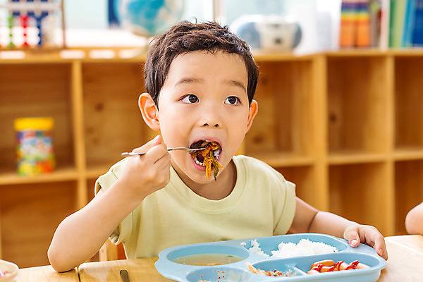 포토 JPG 남자 어린이라이프 어린이 모션 김치 실내 한명 사람 앉기 동양인 상반신 앞모습 식사 유치원 유치원생 한국인 먹기 즐거움 남자만 남자한명만 어린이만 소년만 소년한명만 국내포토 1 라이프스타일 교육 감정 한식 뷰포인트 인종 내부 파일형식