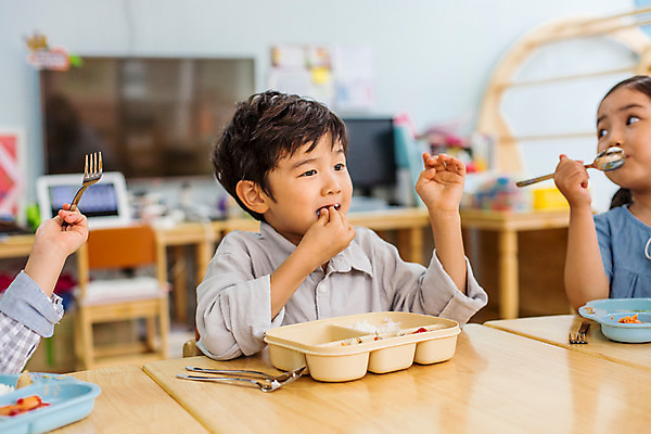 포토 JPG 여자 남자 어린이라이프 어린이 모션 함께함 실내 사람 앉기 동양인 상반신 두명 앞모습 식사 유치원 유치원생 한국인 어린이만 국내포토 라이프스타일 교육 뷰포인트 컨셉 인종 내부 파일형식