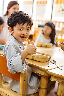 포토 JPG 여자 남자 어린이라이프 어린이 모션 함께함 실내 미소 사람 앉기 동양인 손짓 여러명 상반신 성인 옆모습 아웃포커스 교사 식사 유치원 유치원생 한국인 최고 아이돌봄 국내포토 직업 라이프스타일 교육 뷰포인트 다수 컨셉 촬영기법 표정 인종 내부 파일형식 돌봄서비스