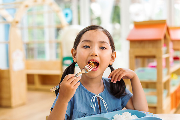 포토 JPG 여자 어린이라이프 어린이 모션 김치 실내 한명 사람 앉기 동양인 상반신 앞모습 식사 유치원 유치원생 한국인 먹기 즐거움 여자만 여자한명만 어린이만 소녀만 소녀한명만 국내포토 1 라이프스타일 교육 감정 한식 뷰포인트 인종 내부 파일형식