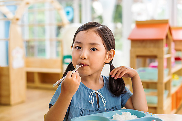 포토 JPG 여자 어린이라이프 어린이 모션 김치 실내 한명 사람 앉기 동양인 상반신 앞모습 식사 유치원 유치원생 한국인 먹기 즐거움 여자만 여자한명만 어린이만 소녀만 소녀한명만 국내포토 1 라이프스타일 교육 감정 한식 뷰포인트 인종 내부 파일형식