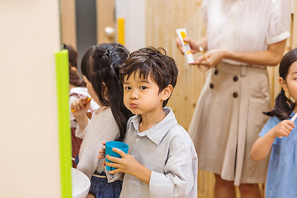 포토 JPG 여자 남자 어린이라이프 어린이 모션 실내 서기 사람 동양인 여러명 상반신 성인 앞모습 깨끗함 교사 유치원 유치원생 한국인 양치 아이돌봄 국내포토 직업 라이프스타일 교육 뷰포인트 다수 컨셉 인종 내부 청결 파일형식 돌봄서비스