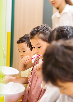 포토 JPG 여자 남자 어린이라이프 어린이 모션 실내 서기 사람 동양인 여러명 상반신 성인 옆모습 깨끗함 교사 유치원 유치원생 한국인 욕실 양치 가르침 아이돌봄 국내포토 직업 라이프스타일 교육 뷰포인트 다수 컨셉 인종 내부 청결 파일형식 돌봄서비스