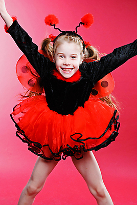 포토 JPG 해외이미지 백인 모델 1 여자 딸 행복 얼굴 어린이 장난 건강 한명 웃음 사람 빨간색 점프 봄 기쁨 표현 달콤 작음 무당벌레 천진난만 해외202004 해외포토 서양인 계절 감정 컬러 곤충 컨셉 가족 모션 표정 신체부위 맛 크기 파일형식 이미지허브