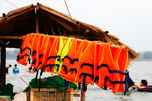 포토 JPG 해외이미지 라이프스타일 옷 계절 모래 스포츠 바다 여행 백그라운드 컨셉 오렌지 태국 자연 놀이 하늘 휴가 협력 건강 안전 사람 사람없음 야외 물 파란색 컬러풀 태양 수영 재킷 장비 흰색 조끼 도움 뜨거움 보트 구출 보호 사건 고립 뱃놀이 헬프 스타일 해외202004 해외포토 자연요소 아시아 컬러 배_교통 과일 생활 전통놀이 외투 수상스포츠 생태계 파일형식 이미지허브