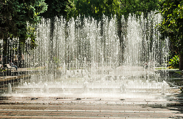 포토 JPG 해외이미지 나무 식물 공원 유럽 여행 휴가 휴식 사람없음 야외 세로 초록색 물 흰색 도시 개울 센터 분수 상쾌 정사각형 광장 분무기 제트기 슬로바키아 많음 해외202004 해외포토 자연요소 도형 공공시설 감정 나라 컬러 컨셉 비행기 강 파일형식 이미지허브