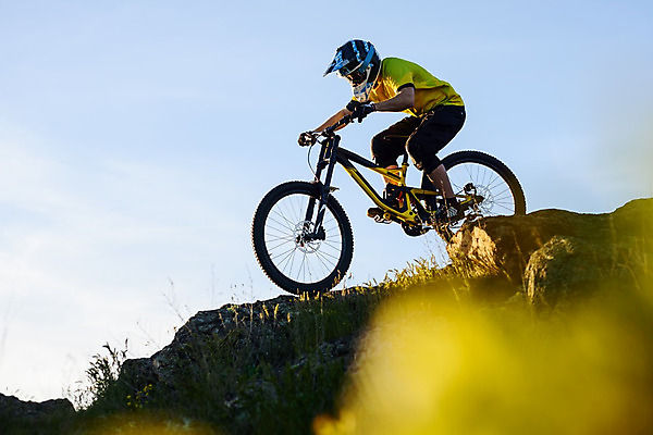 포토 JPG 해외이미지 라이프스타일 남자 산 한명 사람 풍경 경사 성인 야외 자전거 승차 헬멧 언덕 라이더 산악자전거 성인남자한명만 해외202004 해외포토 1 모션 생활 바이크 보호장비 남자한명만 성인남자만 파일형식 이미지허브