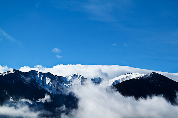 포토 JPG 해외이미지 나무 구름 여행 겨울 자연 하늘 휴가 스키 산 풍경 경사 사람없음 야외 파란색 햇빛 환경 계곡 맑음 얼음 하이킹 바위 흰색 위험 언덕 산등성이 지역 암초 내추럴 해외202004 해외포토 자연요소 식물 계절 컬러 컨셉 레저 날씨 겨울스포츠 태양 돌_바위 생태계 파일형식 이미지허브